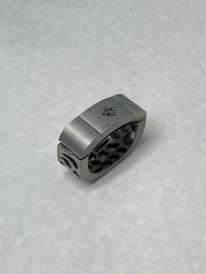 Four photos of the Sillage bracelet model from different angles (1 of 4)