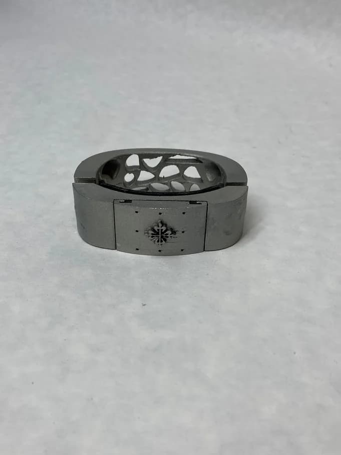 Four photos of the Sillage bracelet model from different angles (2 of 4)