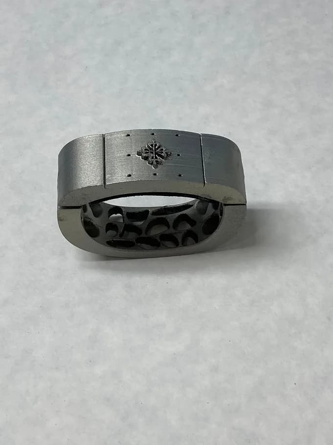 Four photos of the Sillage bracelet model from different angles (4 of 4)