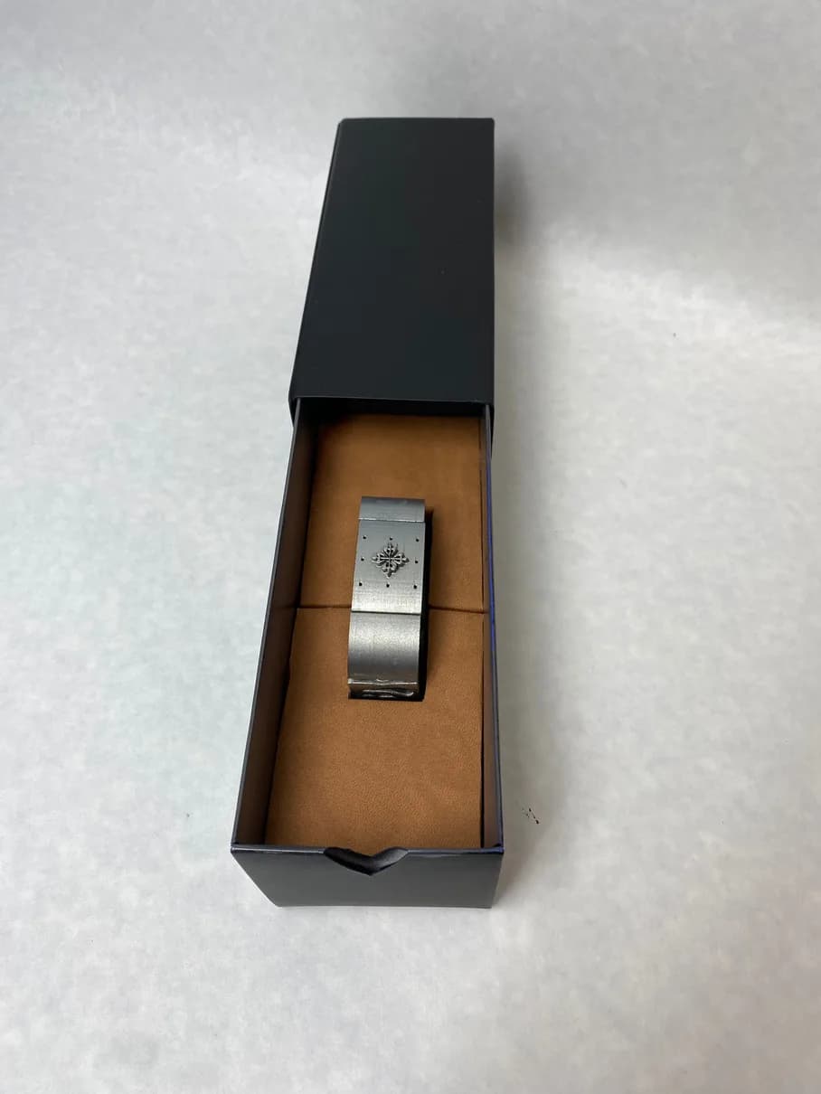 Photos of the Sillage bracelet worn and in its box (2 of 3)